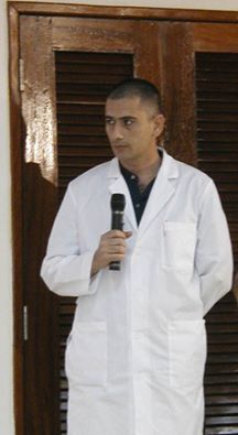 Médico cubano con ébola asegura a su familia que se siente bien