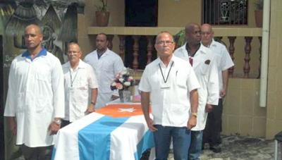 Homenaje de la Brigada Médica Cubana a su compañero caído en Sierra Leona